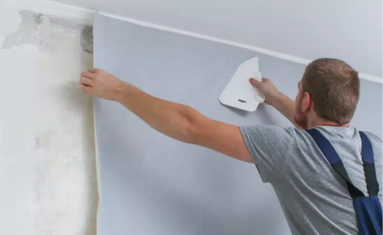 Plaatsen van decoratief behang